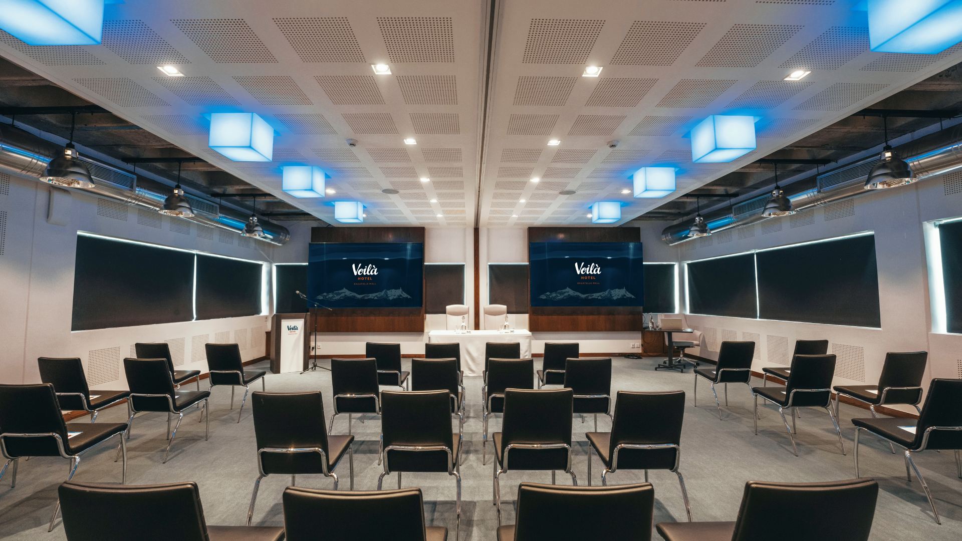 Salle de réunion du Voila Bagatelle équipée du Wi-Fi et d’installations technologiques modernes