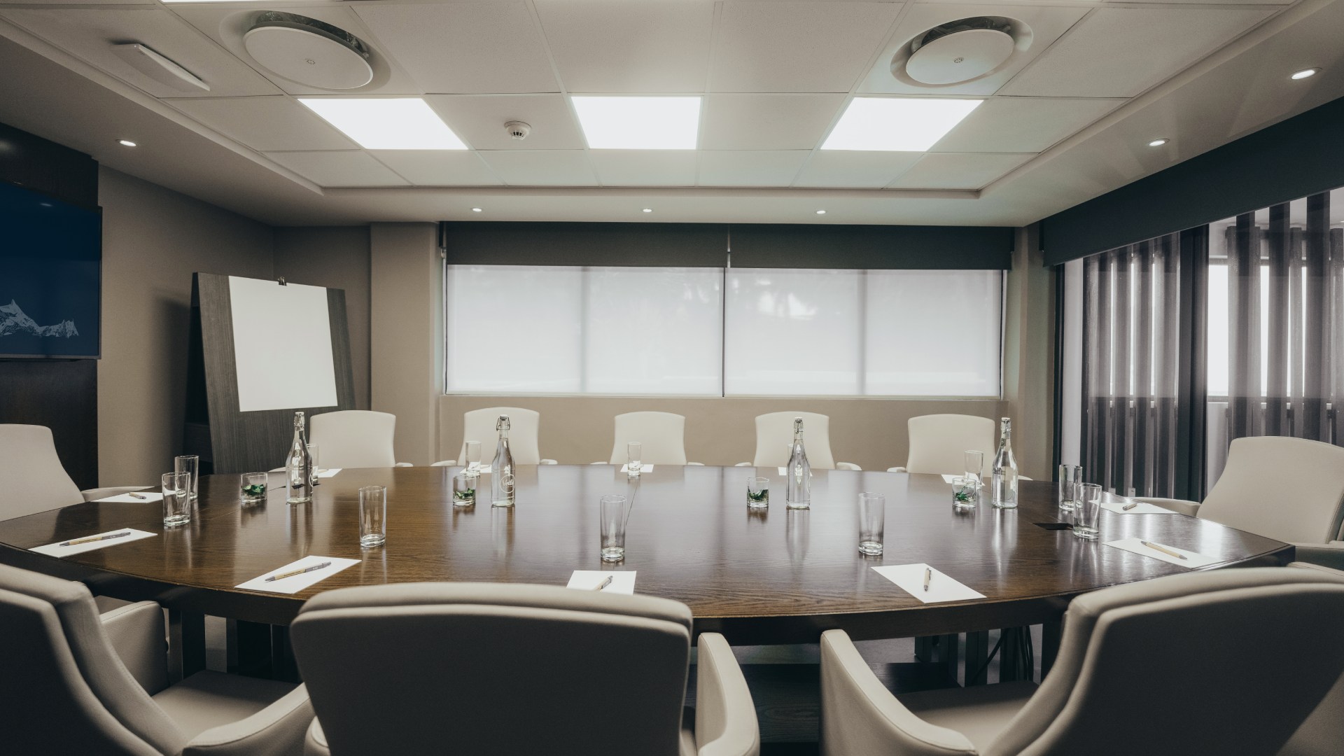 Salle de réunion aménagée pour les meetings professionnels au Voila Hotel à Bagatelle