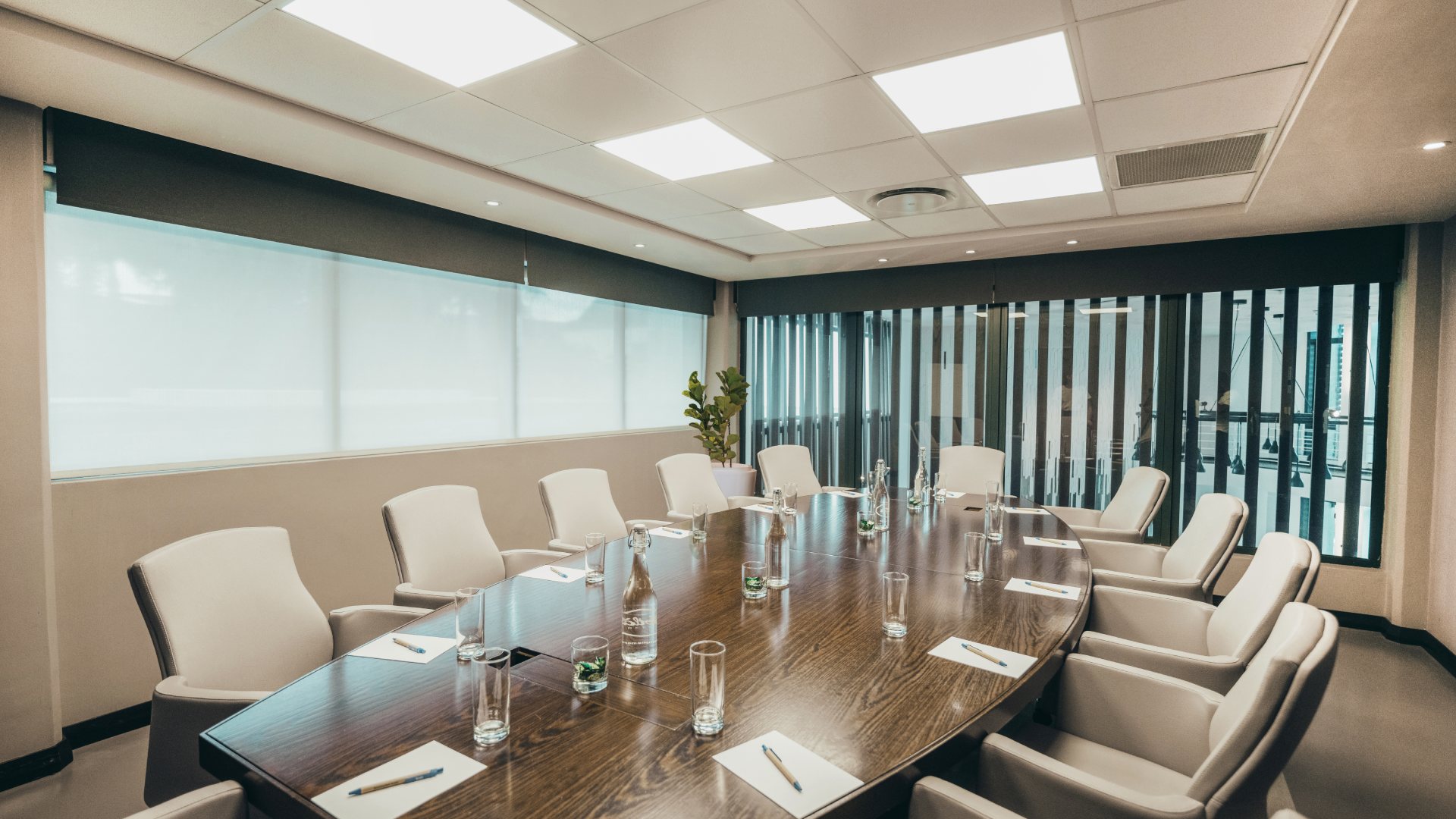 Salle de réunion d’affaires de Voilà, équipée de toutes les installations et du matériel de conférence