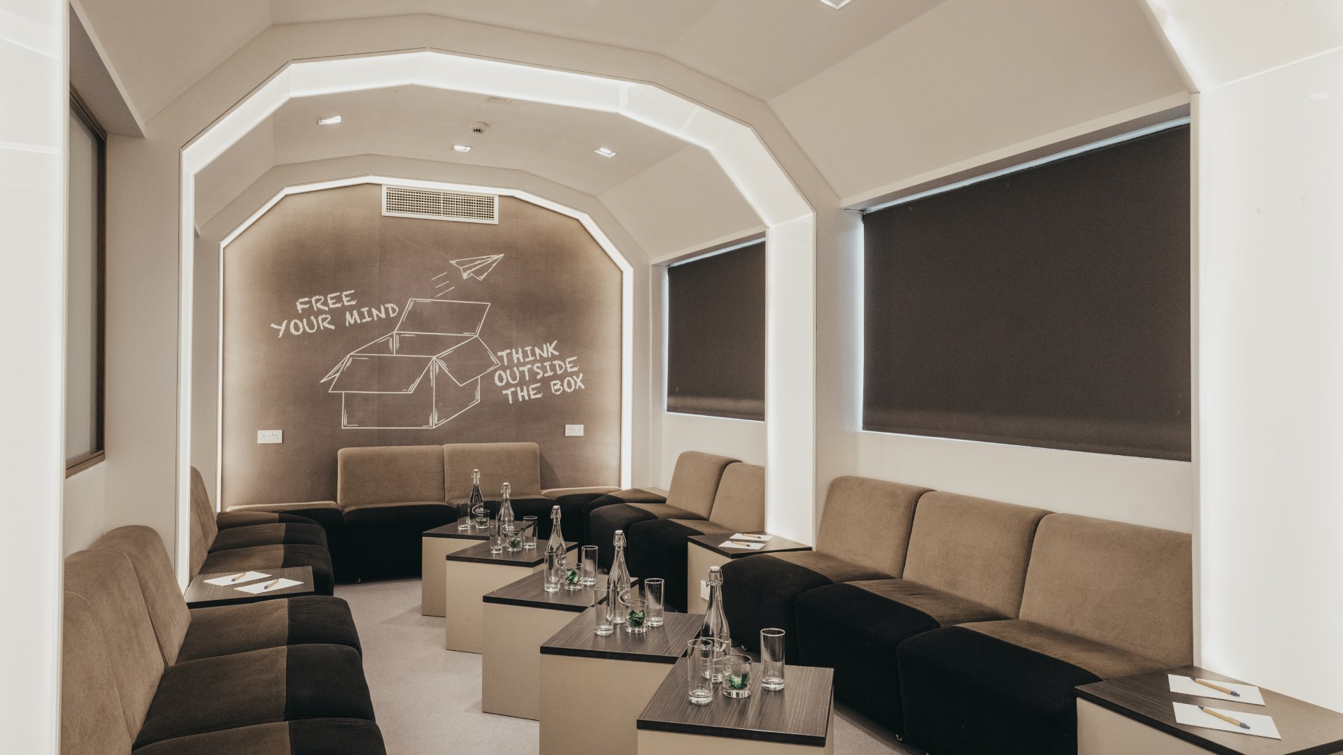 Salle de réunion moderne adaptée au travail à distance