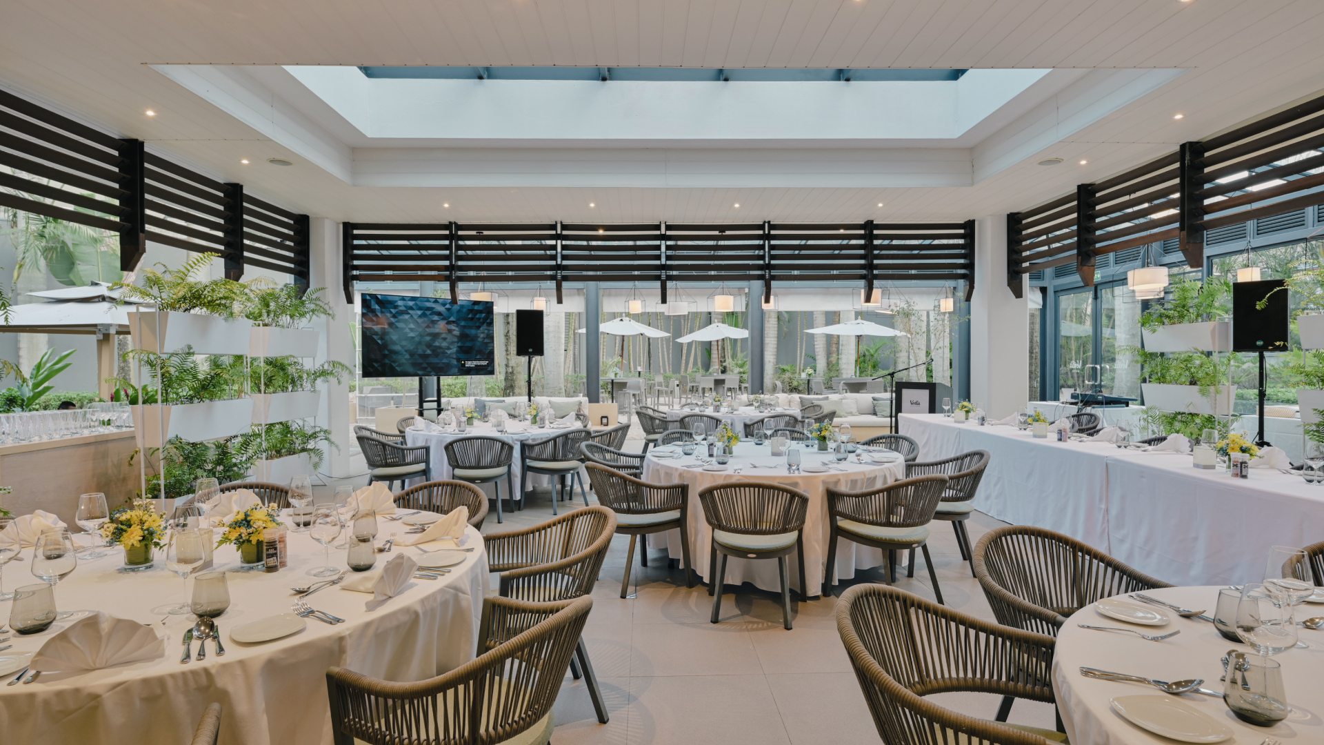 Business event taking place at Voila Hotel Bagatelle, featuring a modern and professional setting