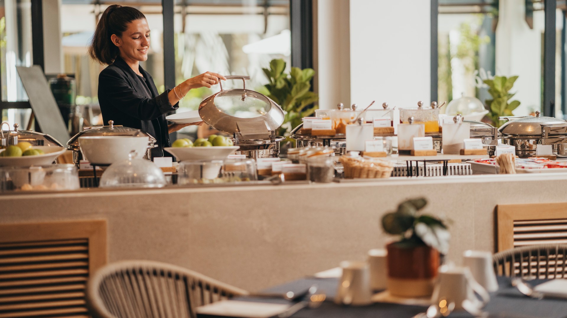 Espace de restauration au Voila Hotel, idéal pour les voyageurs d’affaires en quête de confort et de praticité