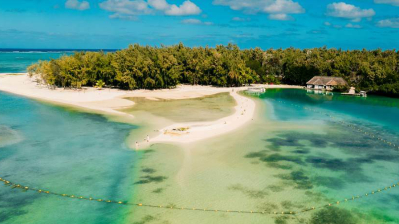 Ile aux Cerfs Beach