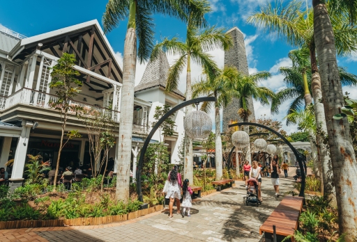 Bagatelle Mall main entrance with visitors