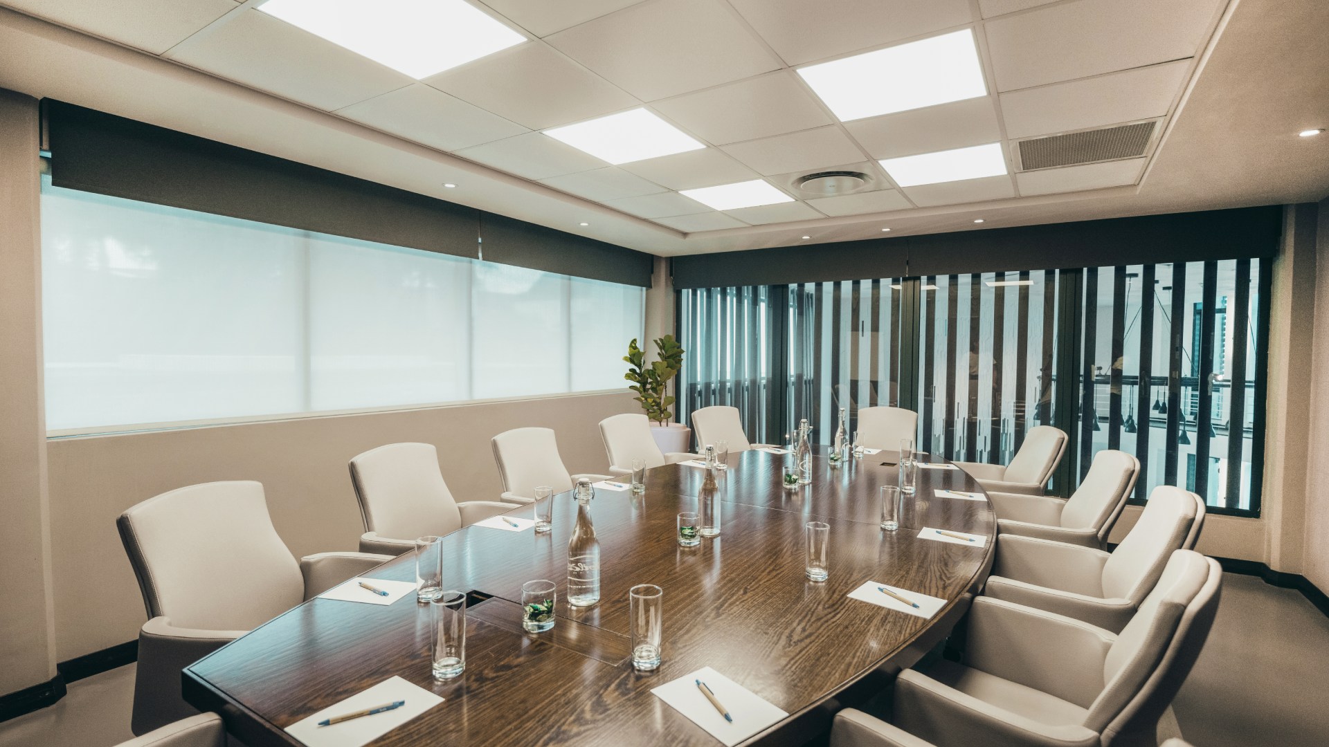 Salle de conseil aménagée pour une réunion professionnelle