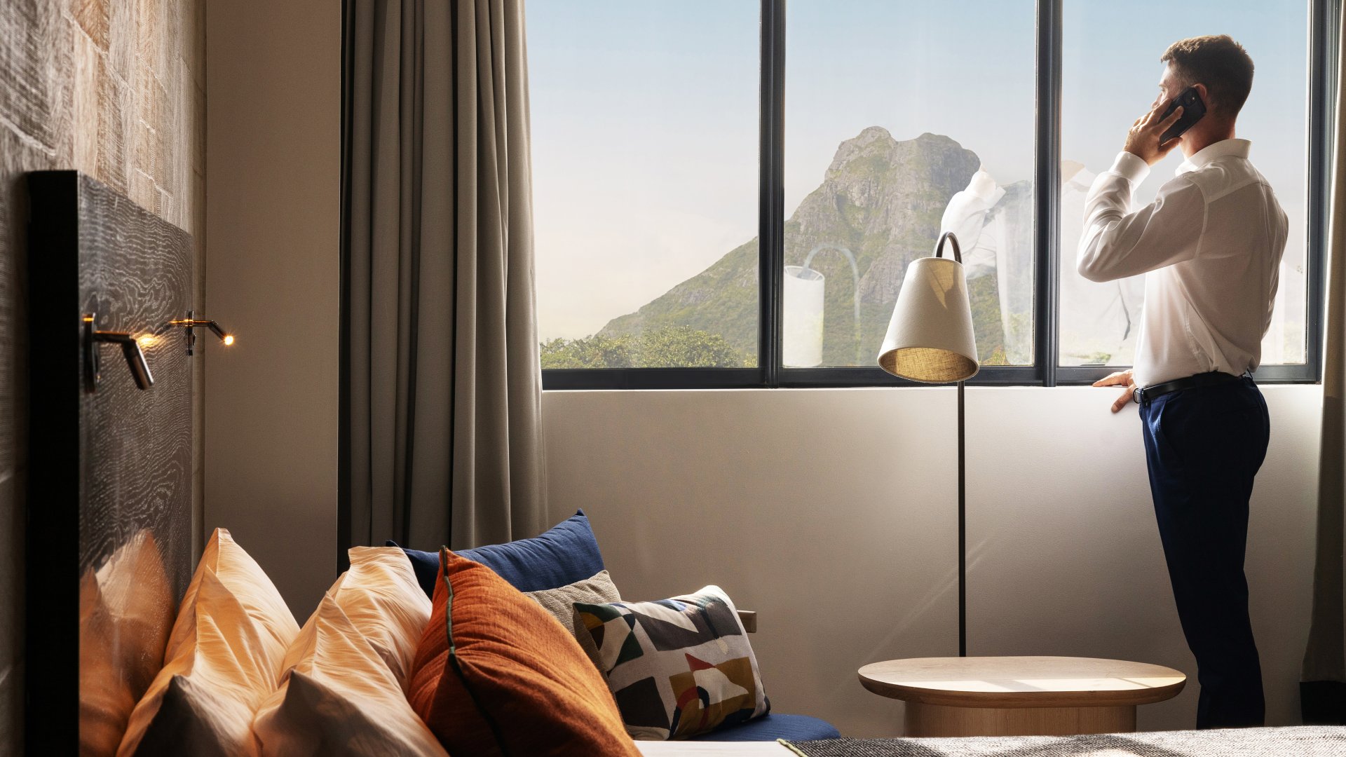 Client profitant d’un séjour confortable au Voila Bagatelle, idéal pour les voyageurs d’affaires