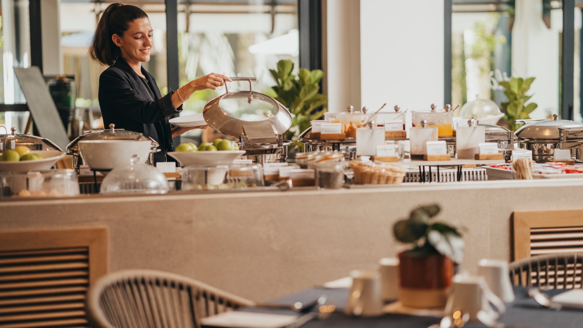 Petit-déjeuner matinal à Voilà Hotel, adapté aux horaires de réunions professionnelles