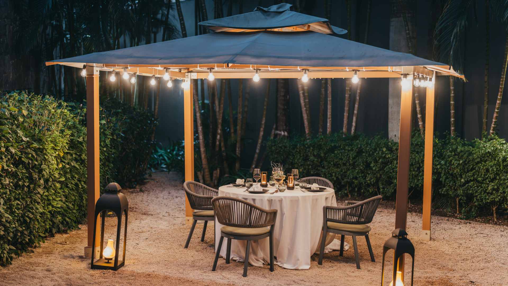 AI helping professionals plan a successful business dinner